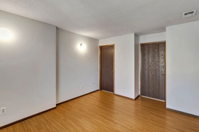 Building Photo - Bright & Spacious 1BD/1BA Top-Floor Unit with Stunning Views!