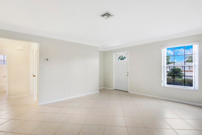 Building Photo - 527 W Jasmine Dr