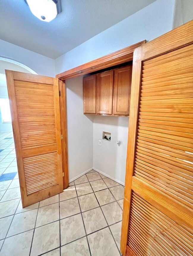 Building Photo - 615 Candelaria Rd NW