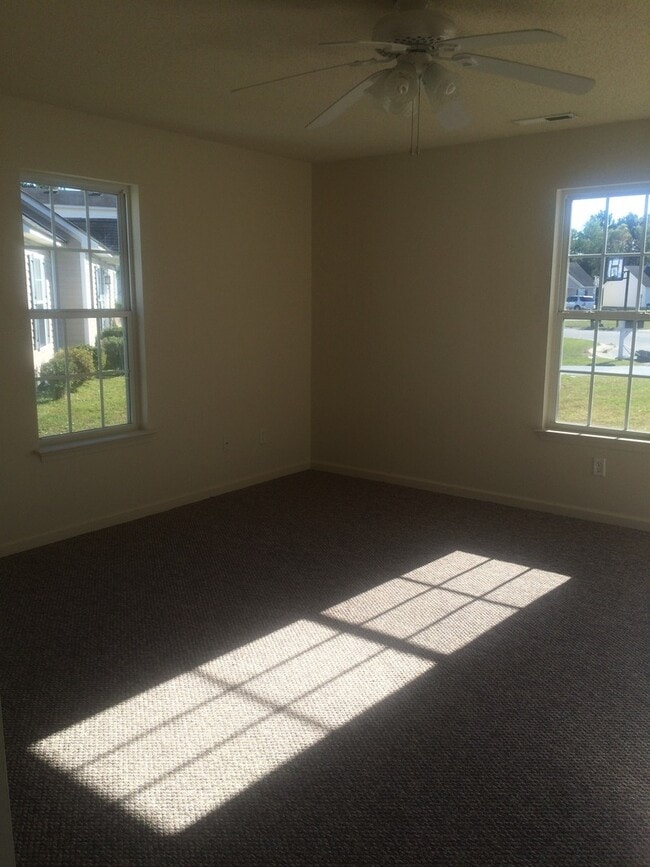 Building Photo - Beautiful Home with a Great Location In Town