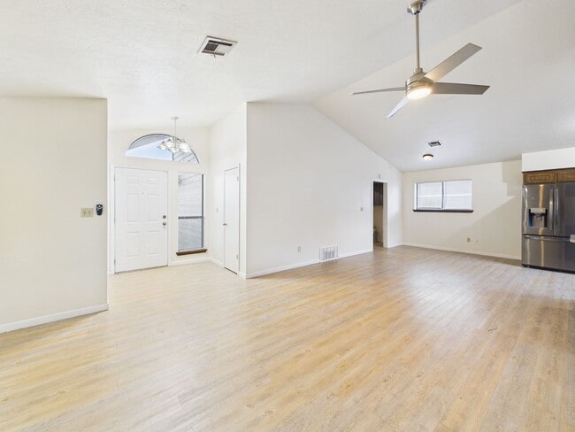 Building Photo - 3904 SW Parkridge Blvd