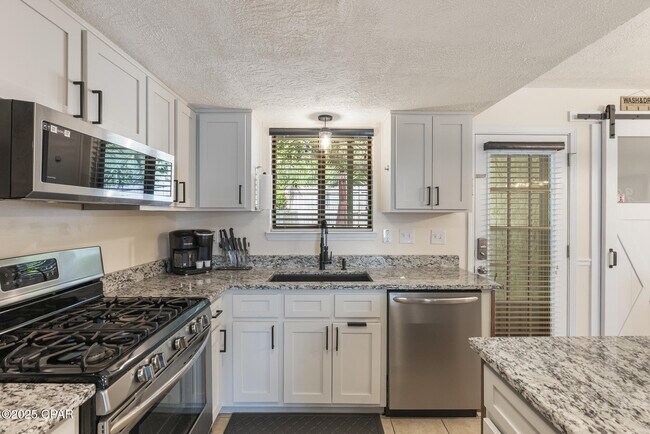 Building Photo - 164 Robin Ln