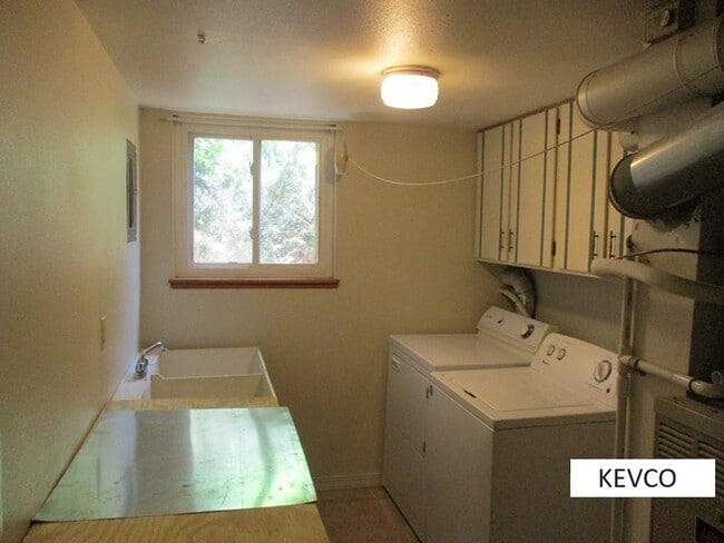 Building Photo - Wonderful Home in Campus West!