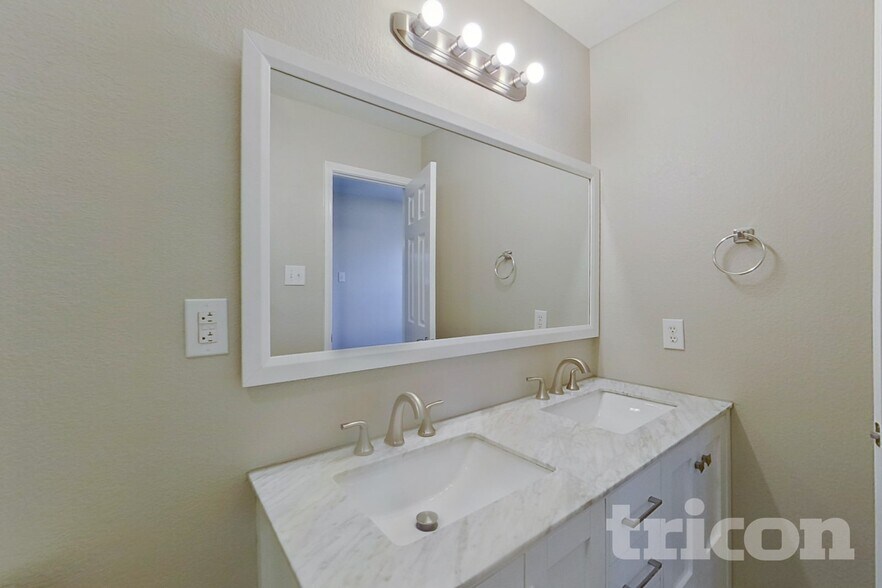 Building Photo - 1085 Harriman Dr