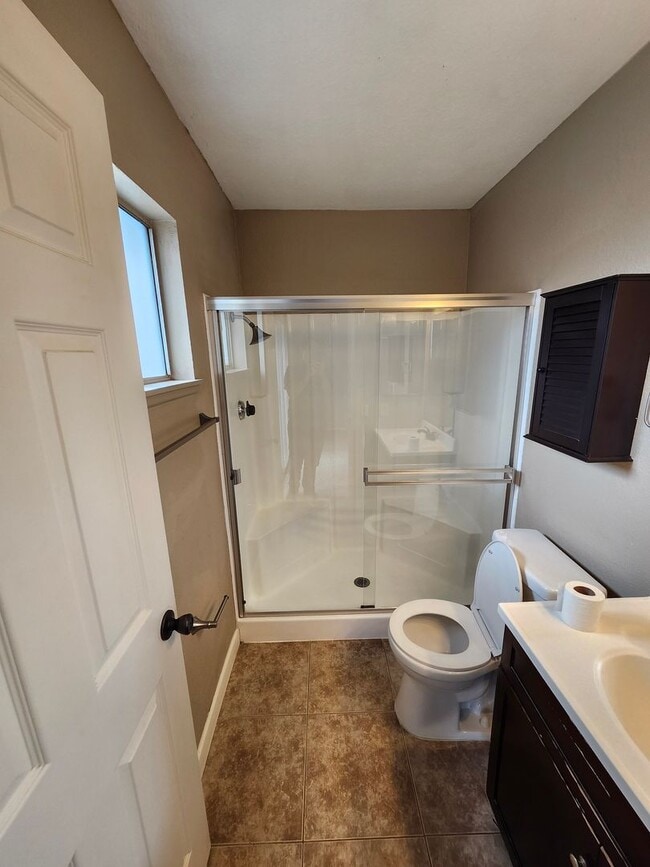 Building Photo - Inviting 3-Bedroom Home