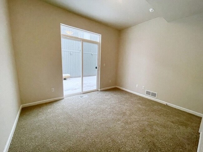 Building Photo - 137-137 Willow View Circle
