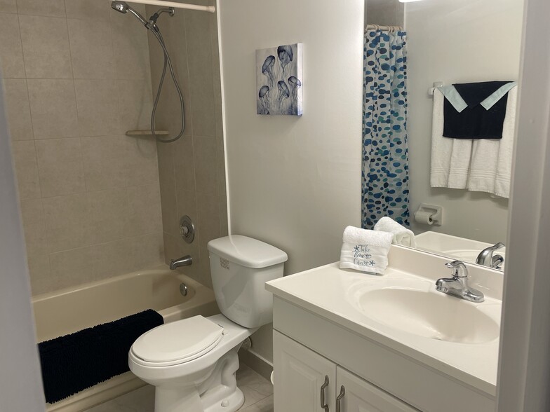 Full bath, front of condo - 2455 Lindell Blvd