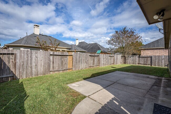 Building Photo - 13043 Sweetgum Shores Dr