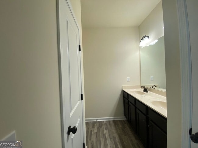 Building Photo - 5595 Mirror Lake Dr