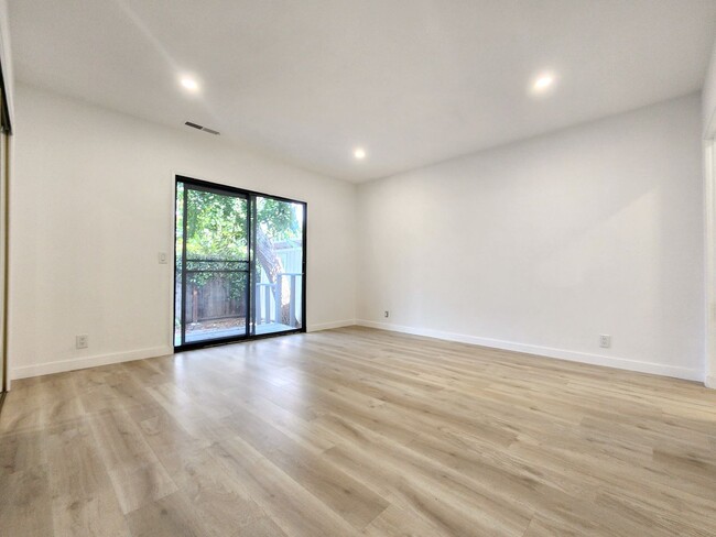 Building Photo - Newly Remodeled Duplex in Palo Alto Availa...