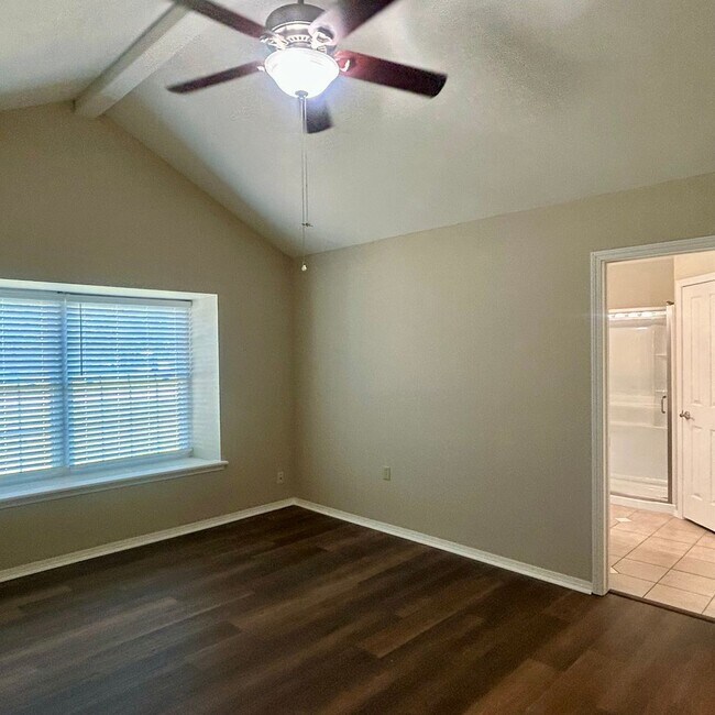 Building Photo - Enjoy Coming Home To This Beautiful and Well Maintained Home Close To Shopping, Restaurants & More!