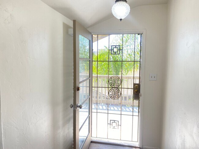 Building Photo - REFRESHED Craftmans Style Upstairs One Bed...