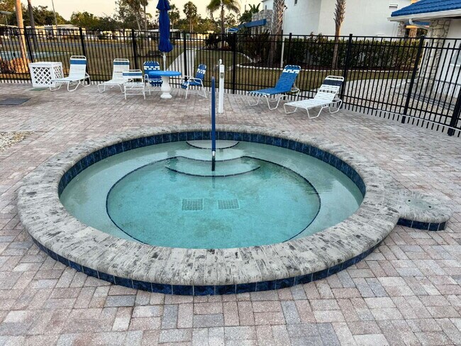 Building Photo - "Charming 2-Bed Furnished Annual Retreat in Venice, FL – Your Cozy Home Awaits!"