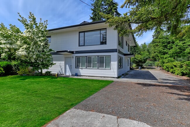 Building Photo - Everett Duplex