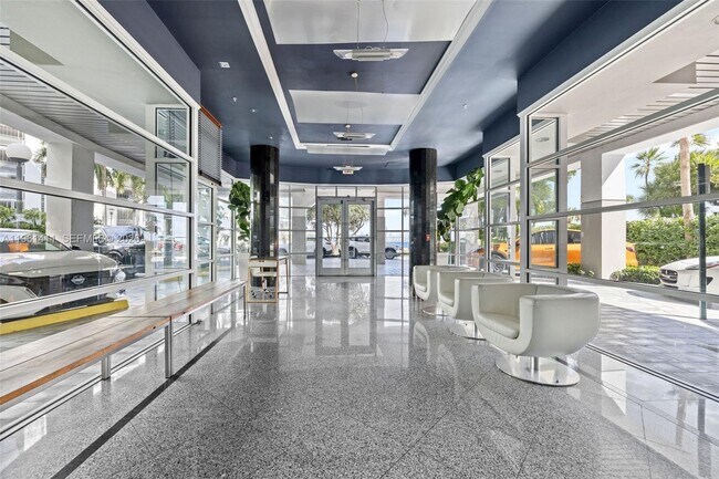 Building Photo - 1402 Brickell Bay Dr