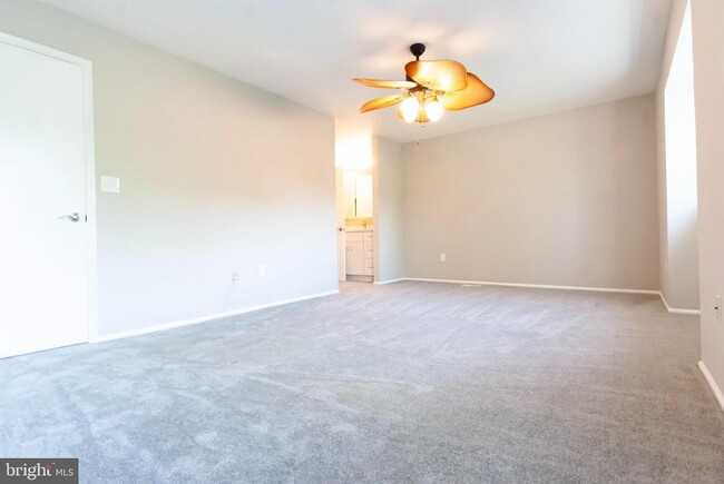 Building Photo - 2 Fairfax Ct