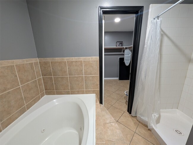 Building Photo - 714 N Vista Dr