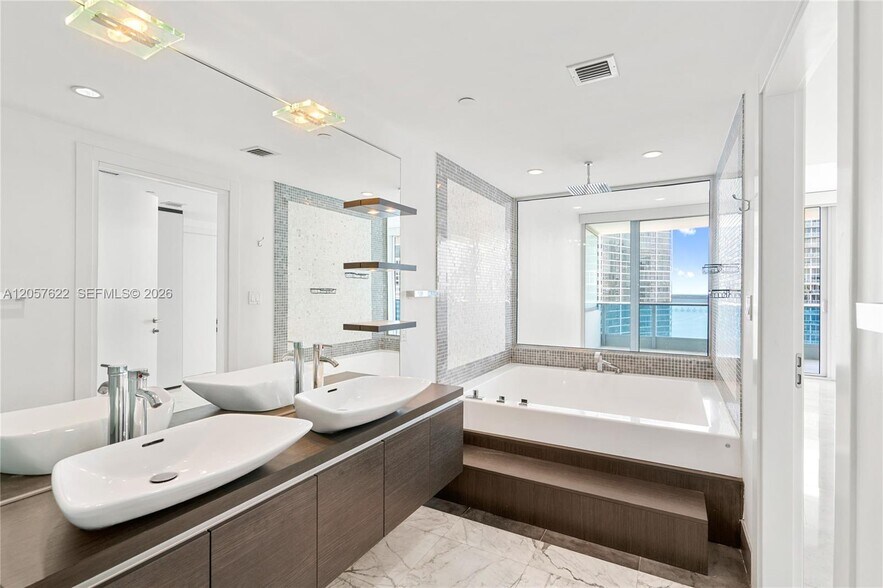 Building Photo - 200 Biscayne Boulevard Way