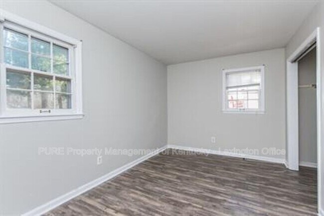 Building Photo - 3736 Camelot Dr