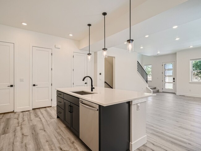 Building Photo - Spacious 4BR Duplex w/High End finishes on Quiet Street!