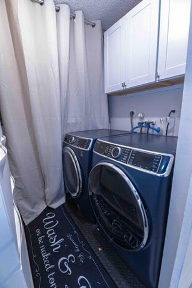 Building Photo - 8111 Cedar Hollow Ln