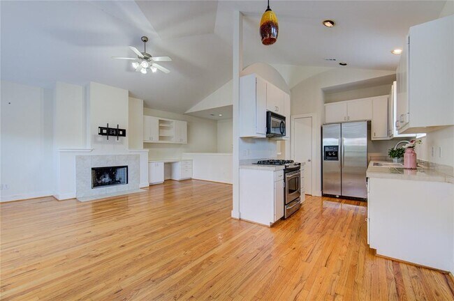Building Photo - 8656 Meadowcroft Dr