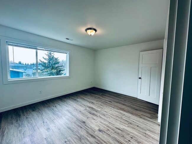 Building Photo - Spacious 3 BR / 3.5 BA Home in Prime Corvallis Location — $2,150