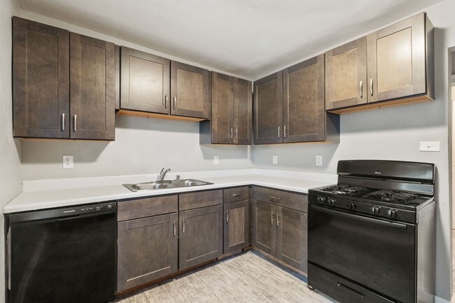 Building Photo - Downer upper across from UWM