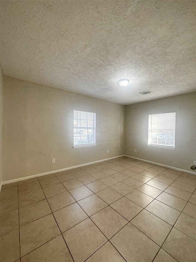 Building Photo - 6713 Greenhurst St