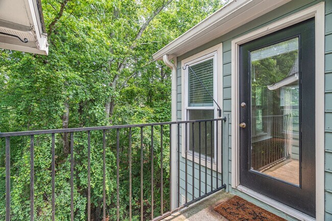 Building Photo - Welcome to this charming 2 bedroom, 2 bath...
