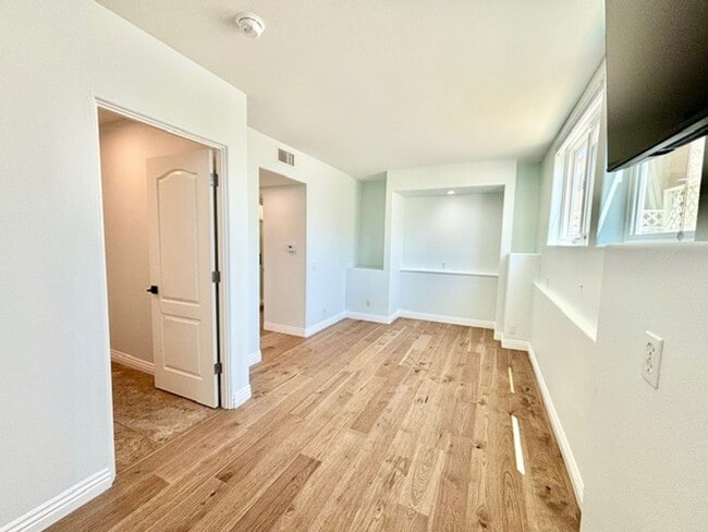 Building Photo - Hollywood Beach | Oxnard | 3 Bed + 3.5 Bat...