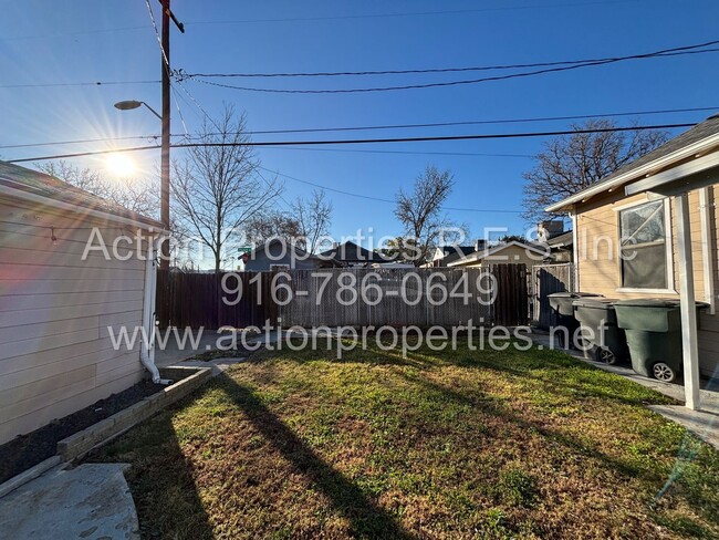 Building Photo - Downtown Bungalow - 2 Bed, 1 Bath with Sep...