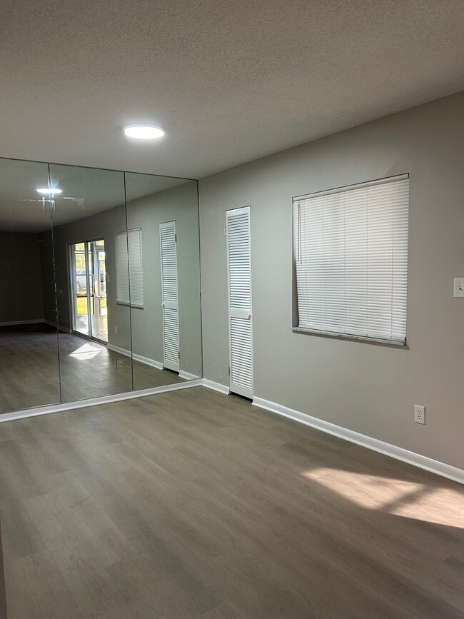 Building Photo - 559 Fairways Cir