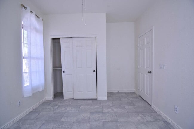 Building Photo - 21017 W Glen St