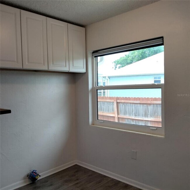 Building Photo - 351 Davenport Ave NE