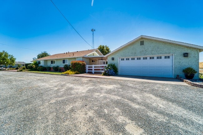 Building Photo - Beautiful 3 Bed / 2 Bath  on 1.8 Acres Ple...