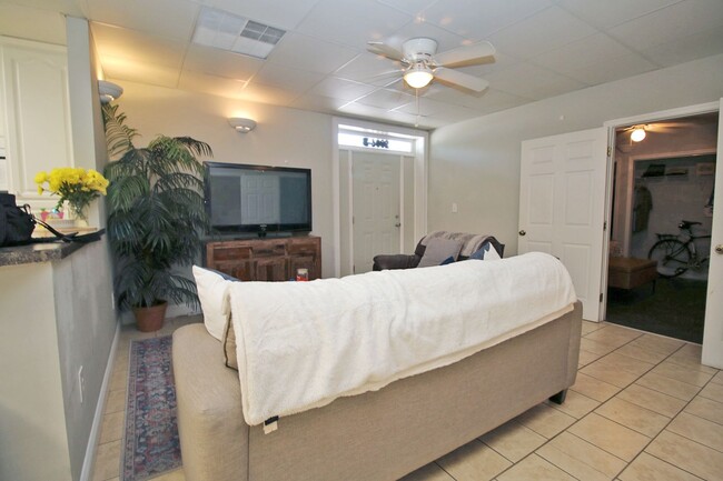 Building Photo - Stylish 3Br/2BA Apartment Living in the He...