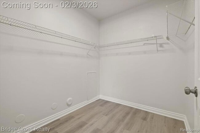 Building Photo - 5685 Twin Oaks Dr