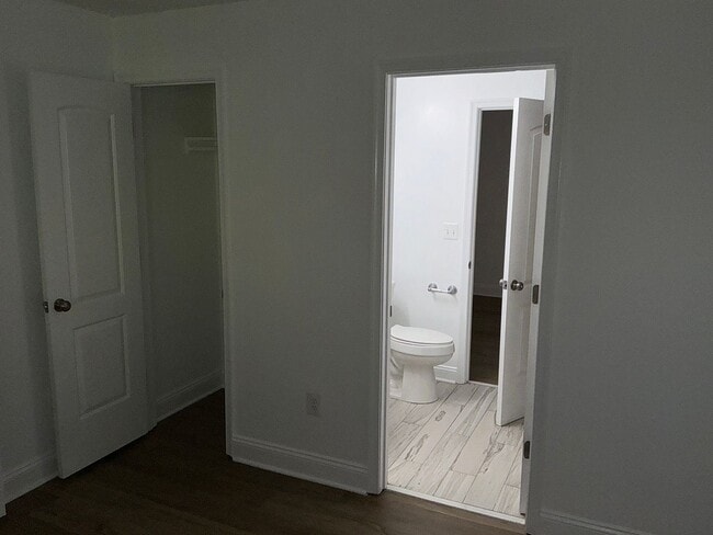 Building Photo - Beautiful 3BR 2BA condo located in the Decoverly neighborhood of Rockville