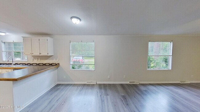 Building Photo - 20 Deer Ridge Dr W