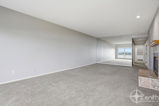 Building Photo - 6903 SE Riverside Dr