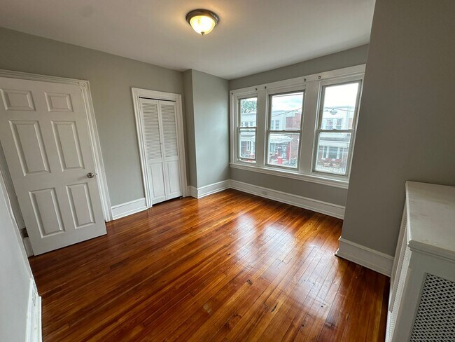 Building Photo - Experience comfort in three large, light-f...