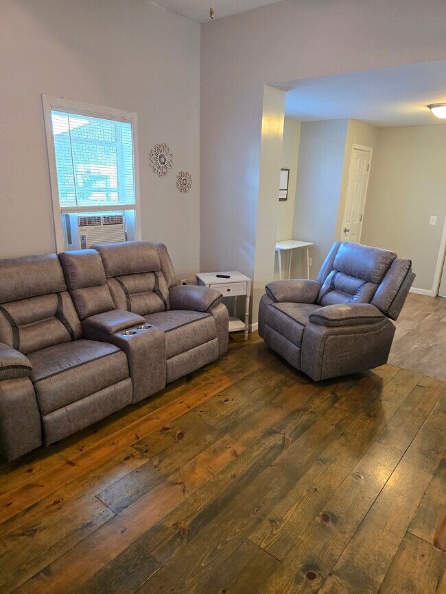 Building Photo - 310.5 Cottage Ct