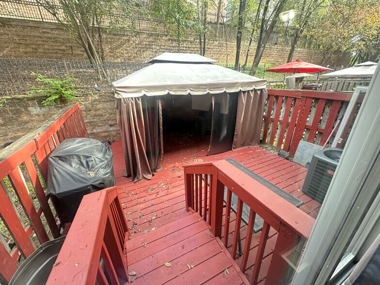 Building Photo - 814 Hr Dr SE