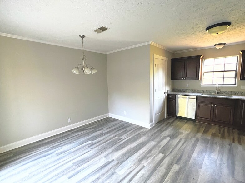 Building Photo - 2572 Exeter Dr