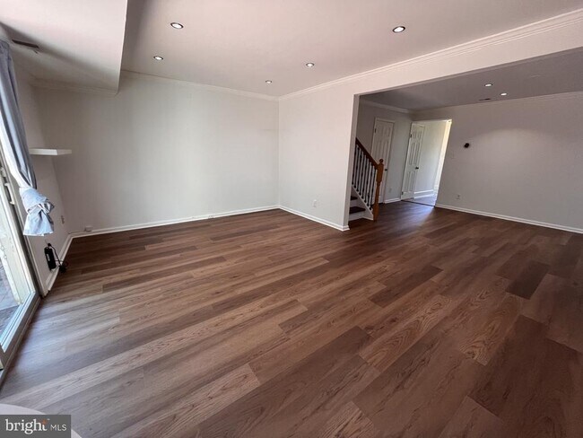 Building Photo - 5633 Independence Cir