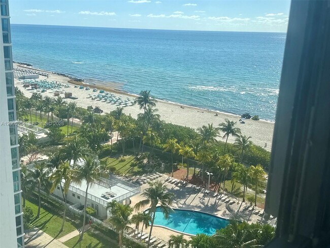 Building Photo - 2625 Collins Ave