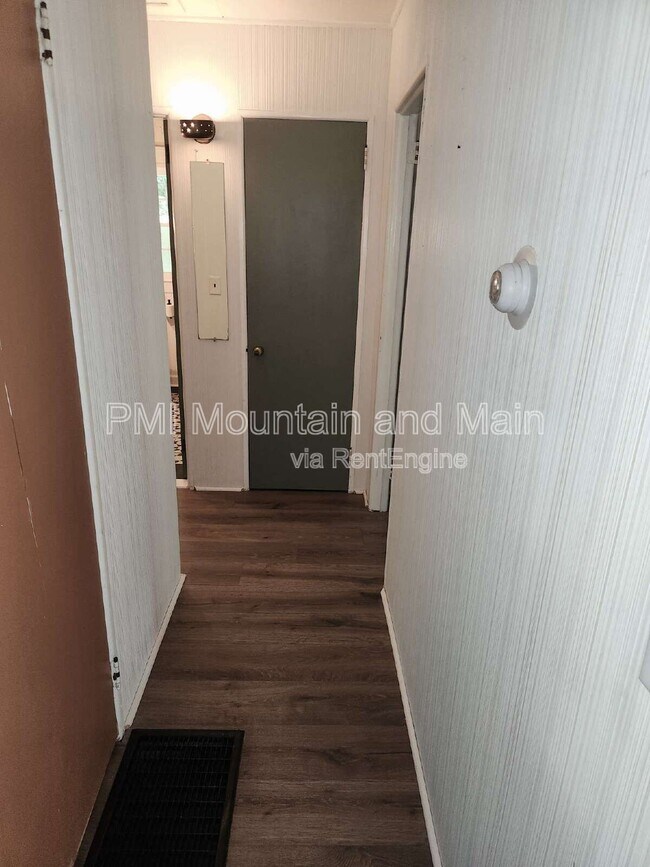 Building Photo - 488 Lake Hosea Dr