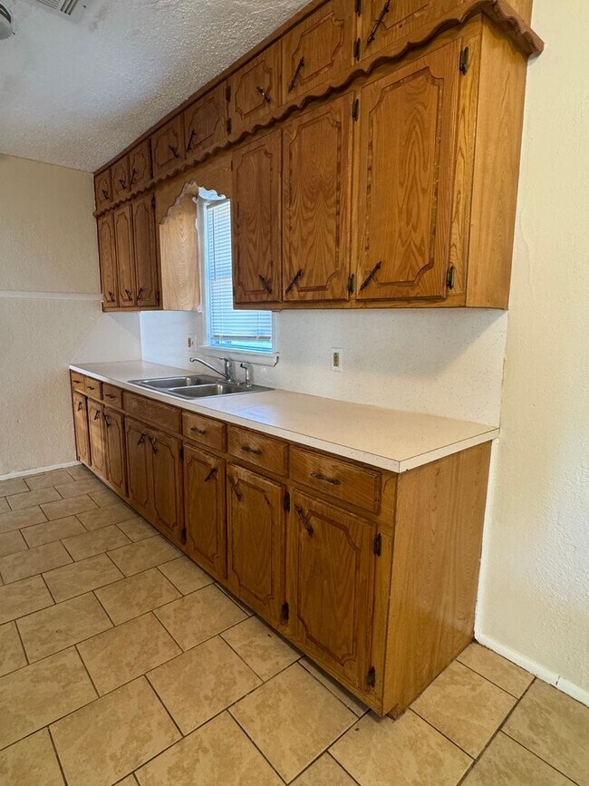 Building Photo - 1605 NW Williams- AVAILABLE NOW!