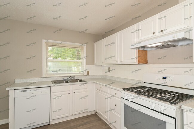 Building Photo - 1430 Broadlawns Ln